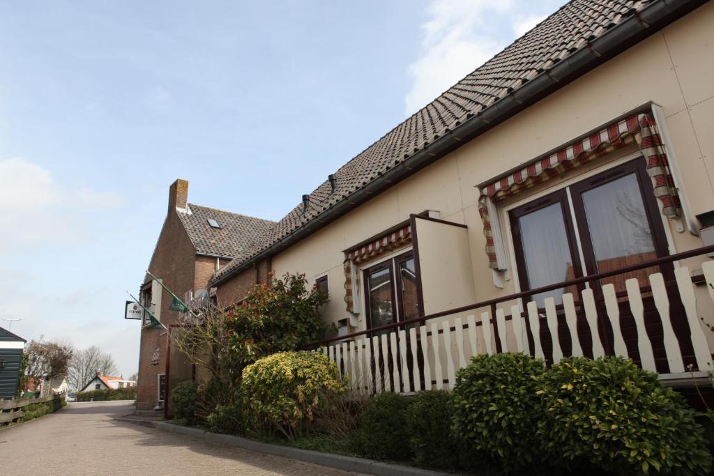 Hotel Restaurant De Hoogt Maasdam Exterior photo